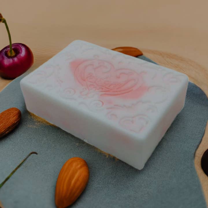 Savon à la cerise et aux amandes infusé au lait de chèvre pour la vente par Simply Organic Soaps