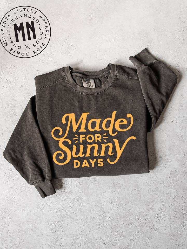 Conçu pour les journées ensoleillées Crewneck pour la vente par Minnesota Sisters
