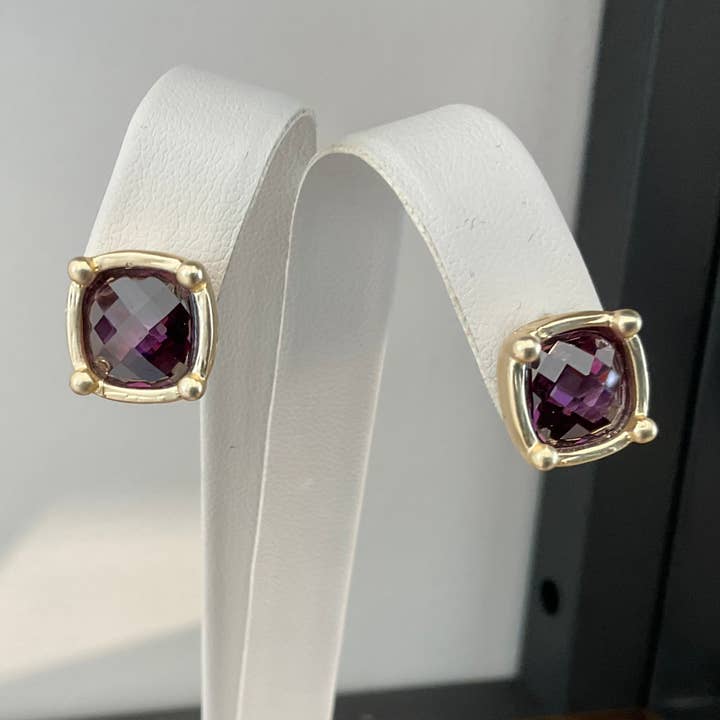 Øreringe i mat guld pudeskåret ametyst statement for engroshandel hos My Best Kept Jewelry