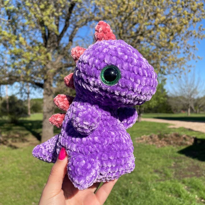 Hæklet Dino - Lilla for engroshandel hos Soft and Scent Haven Shop LLC