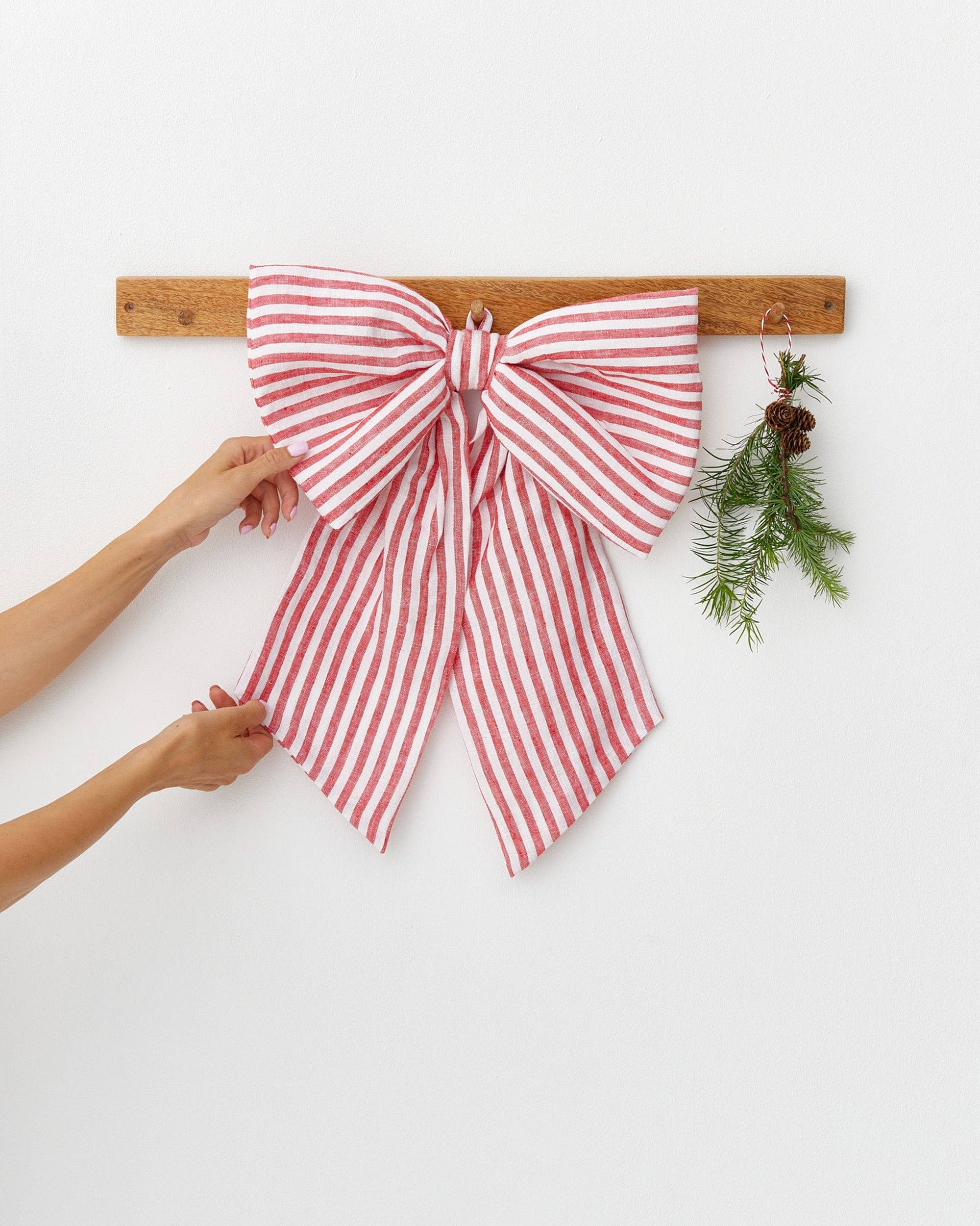 MagicLinen (We handle U.S. import procedures for you) – wholesale Christmas decoration – Striped in Red Linen Decorative Christmas Bow