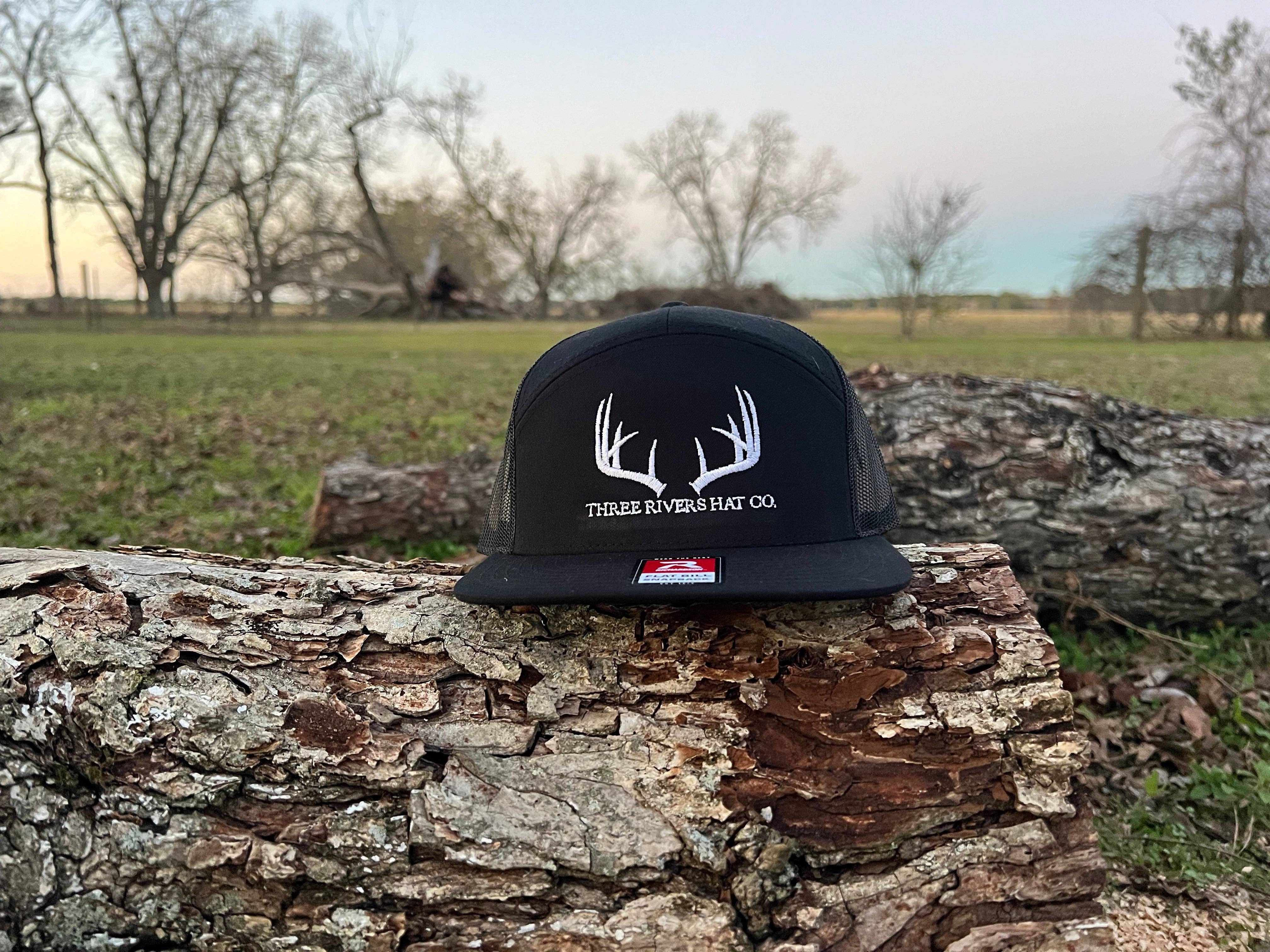 Three Rivers Hat Co. - Vente Casquette de camionneur – unisexe - Casquette Snapback à Visière Plate - Classic Whitetail Rack - Richardson 1683