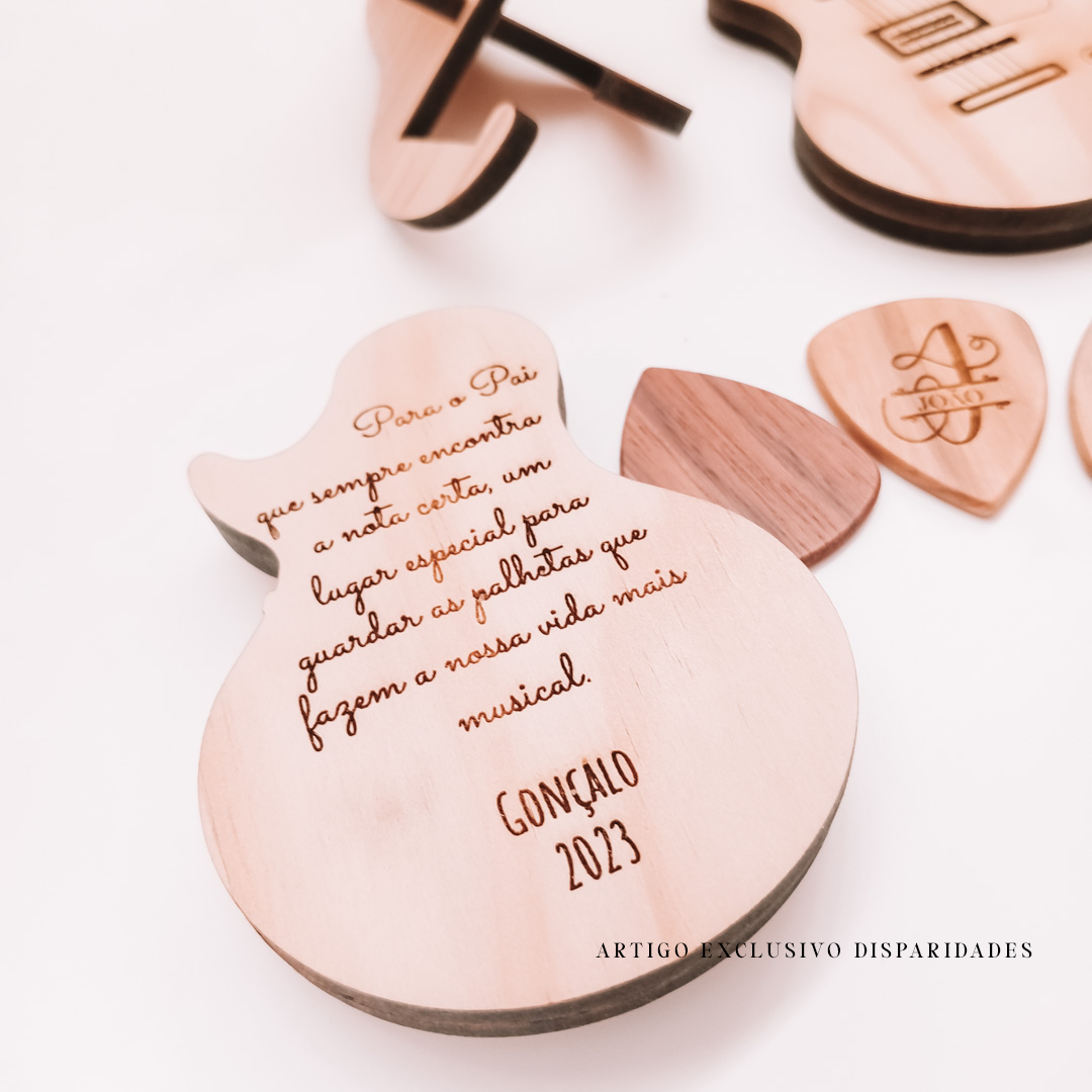 Disparidades – Engroshandel Musiktilbehør – Guitar-paletteholder i rustikt træ6