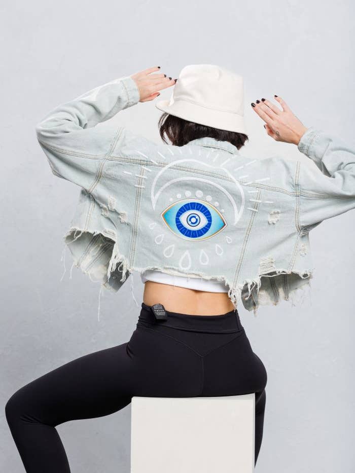 Veste en jean Stay Positive Eye Crop pour la vente par Trio Urban