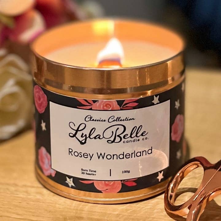 Vela de estanho Rosey Wonderland por atacado de Lyla Belle Candle Co.