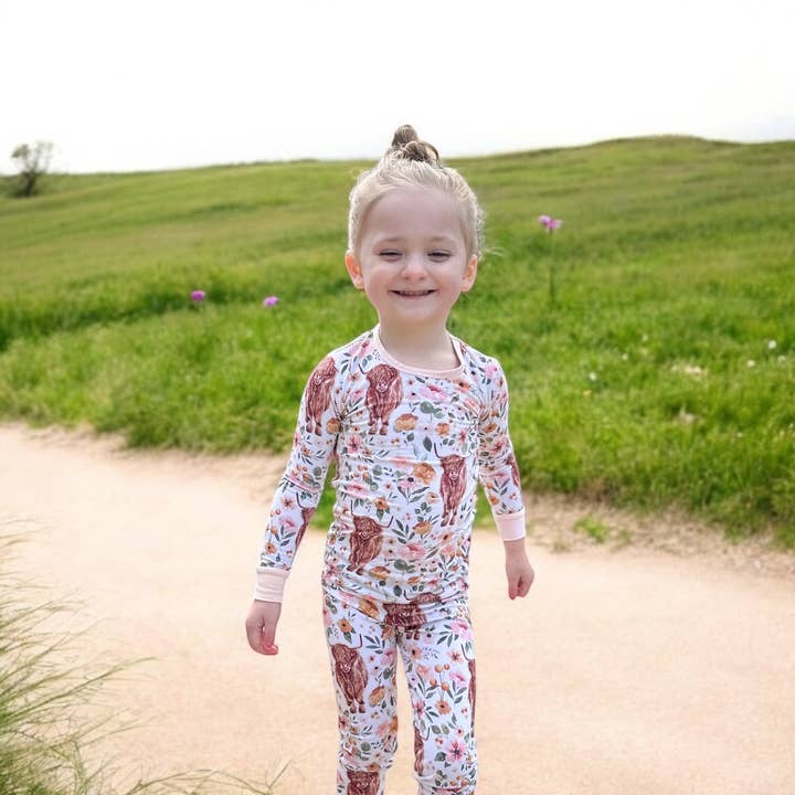 Ensemble Bambou pour Tout-Petit Vache Highland pour la vente par Tiny toes Baby Co