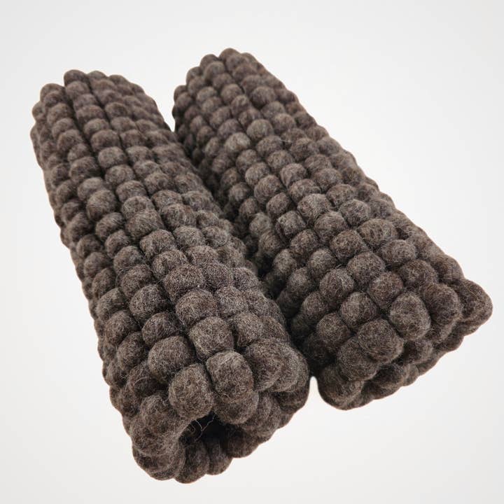 Feltiful – Großhandel Platzdeckchen – Braune Pom Pom Moderne Filz-Tischsets. 43x33 cm