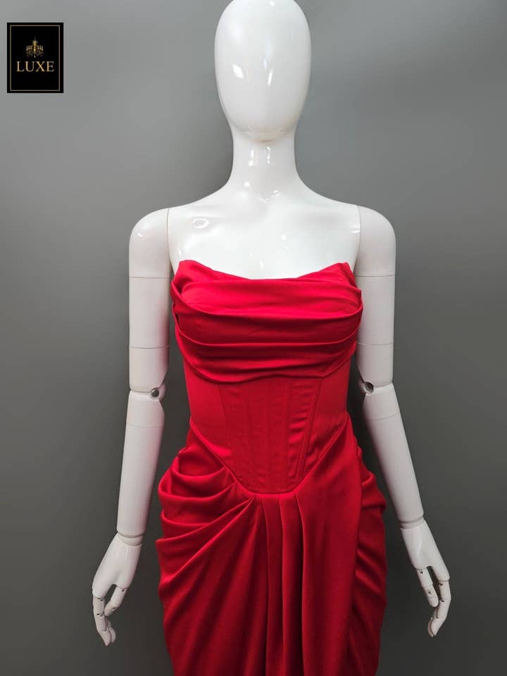 AlexyDesings – wholesale Klänning - Dam – Draperad klänning med slits framtill och bystier.15