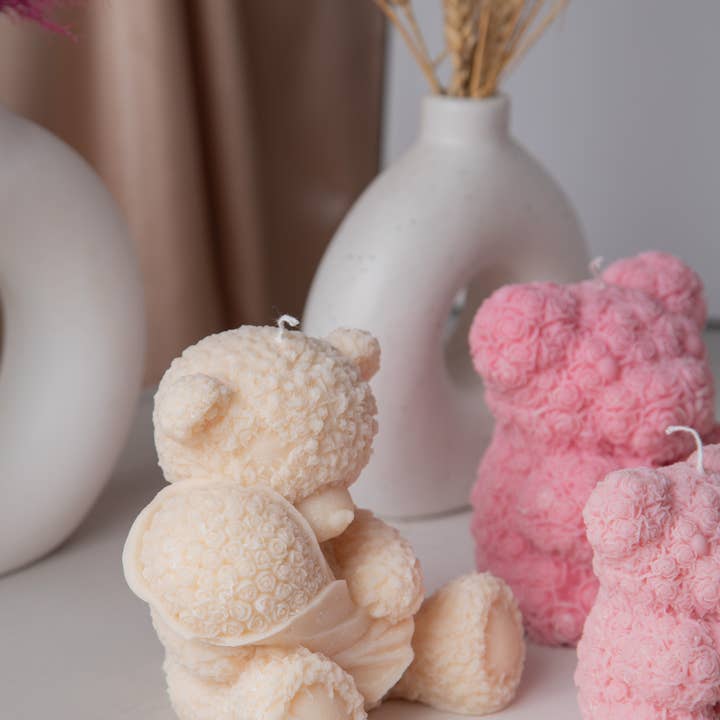 Ritual Spirit ltd – wholesale Prydnadsljus – XXL Teddybjörn Ljus som håller en Bukett Rosor | Handgjord