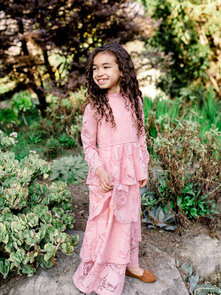 Abito lungo da ragazza in pizzo Brielle per la vendita all'ingrosso da parte di Peony Alley