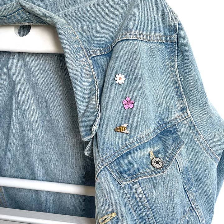 Poppin' Tags Design - Wholesale Brooch - Tris wooden brooches: Bee and Flowers1