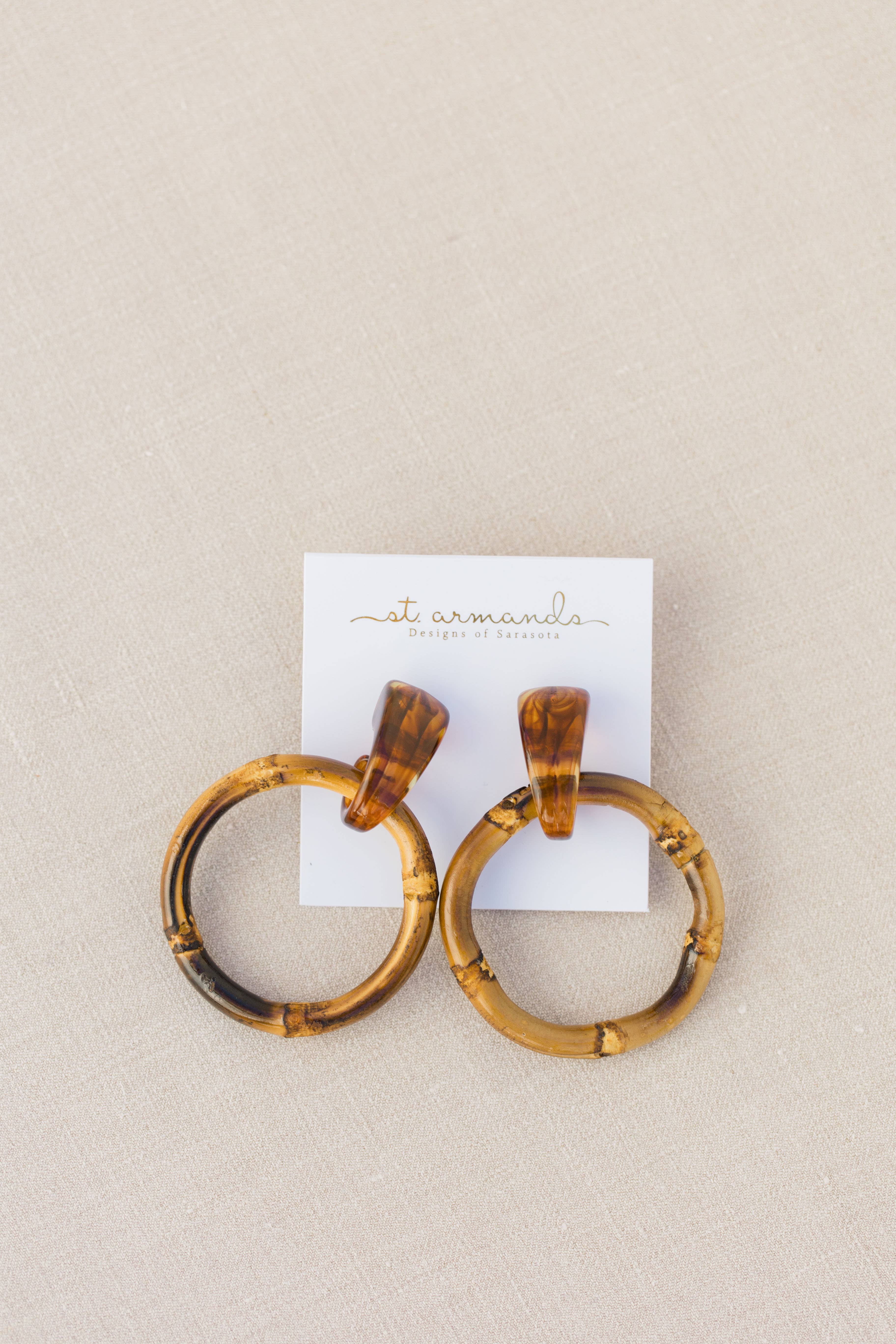 St Armands Designs of Sarasota - Wholesale Hangende/ronde oorbellen - Donkerbruine statement-oorbellen van bamboe6