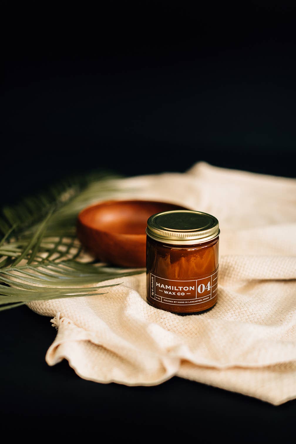 Hamilton Wax Co. - Vente Bougie en bocal - 04 Bougie parfumée Fig & Rhubarbe - Pot en verre ambré2