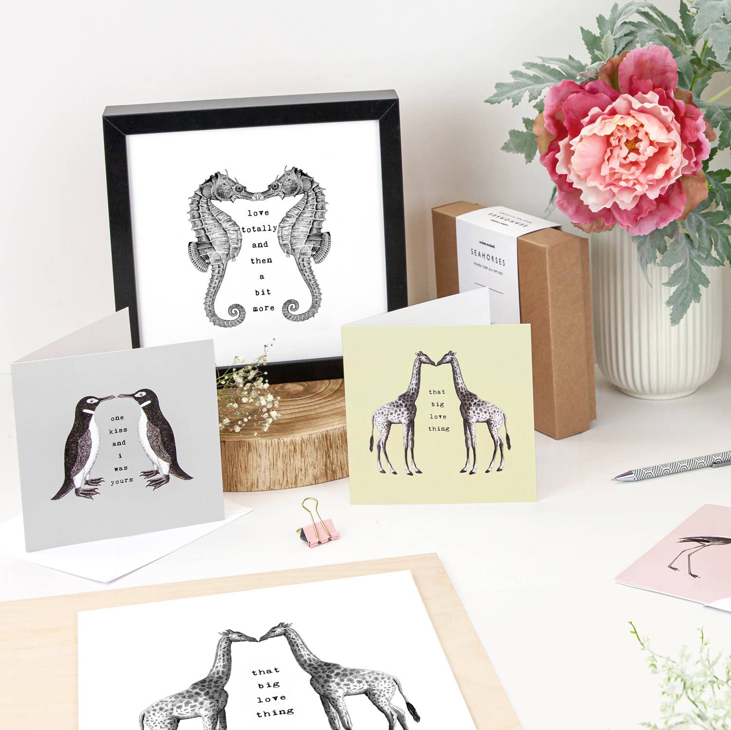 Coulson Macleod (U.S. Duties Paid) – wholesale Konsttryck – Bröllopspresent; Kyssande giraffer Oramat Kärlekspresenttryck1