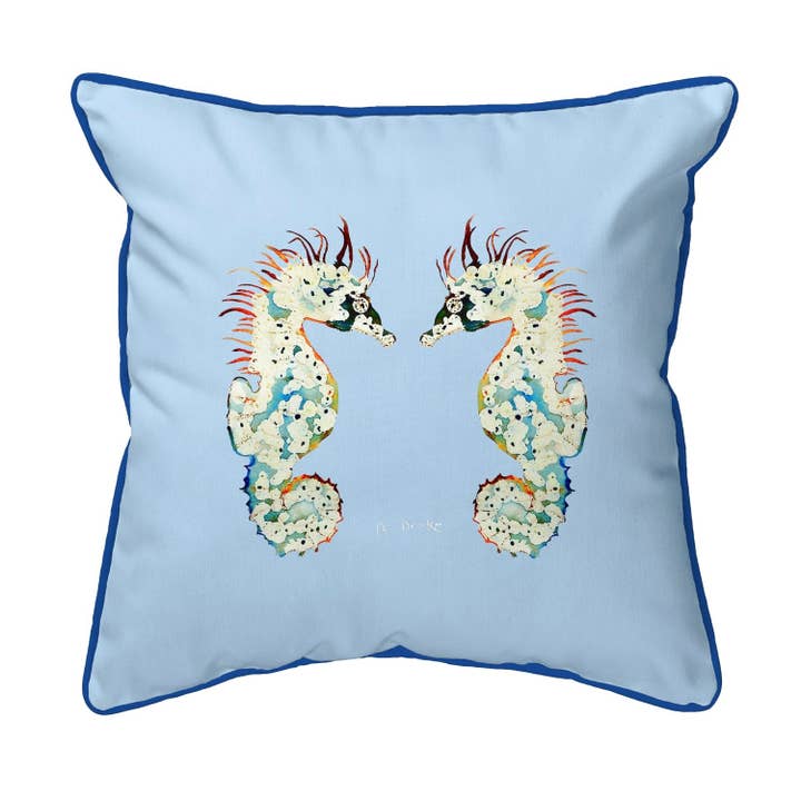 Coussin cordé Betsy's Seahorse fond bleu clair pour la vente par Betsy Drake Interiors