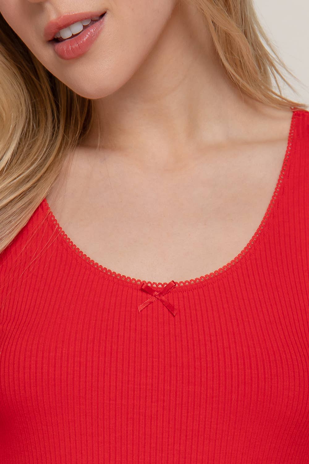 Active Basic | Active USA – wholesale Stickad topp - Dam – Kortärmad topp med rund halsringning, spets och satinrosett i ribbstickat tyg14