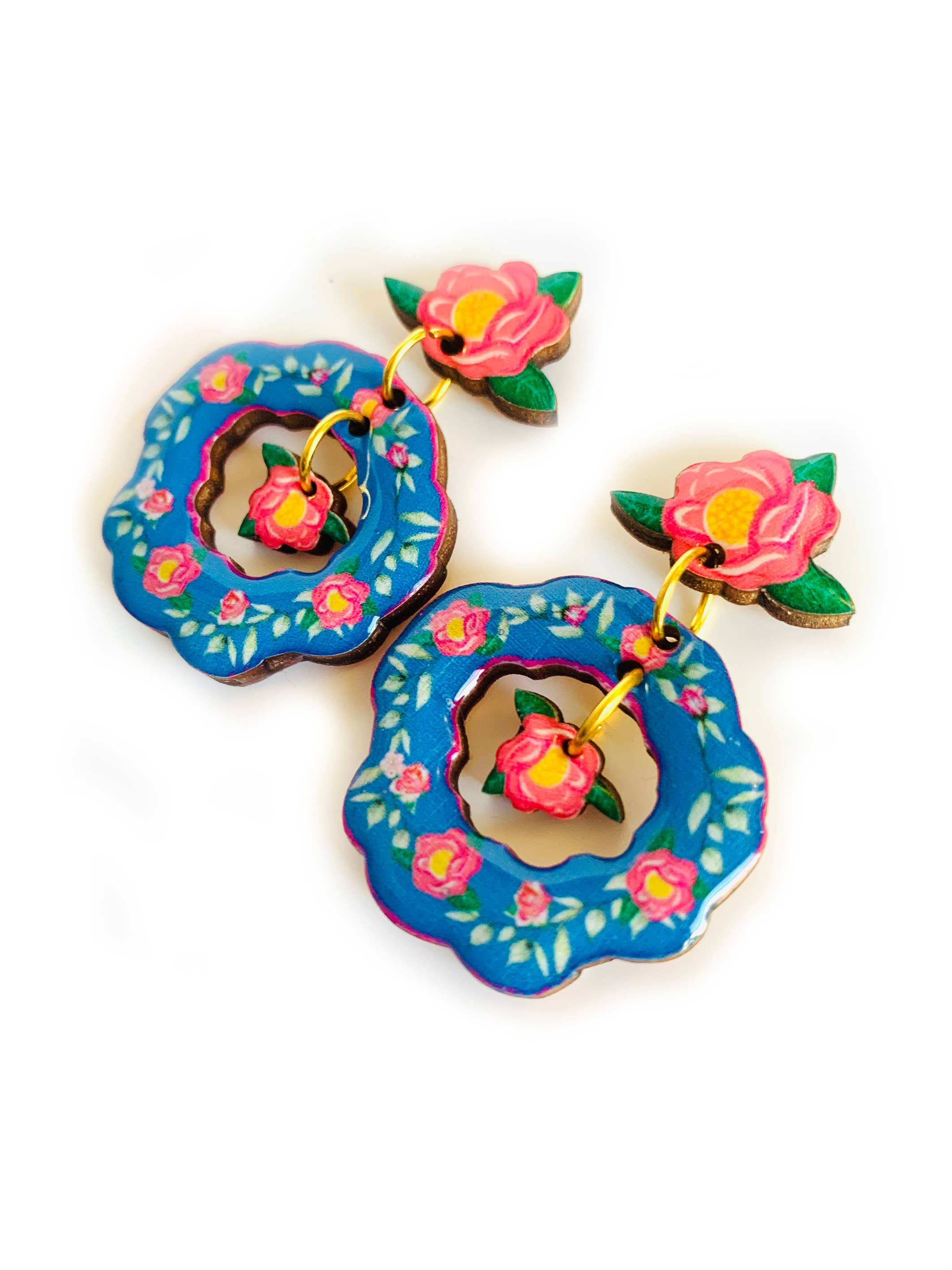 Rosie Rose Parker – Großhandel Ohrhänger – Blumige Statement-Ohrhänger mit blauen Blumen für den Sommer2