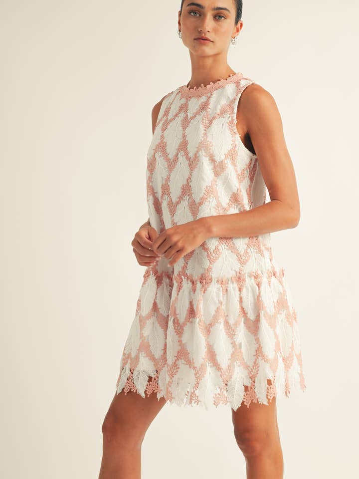 Mini-robe volantée à bas sans manches pour la vente par JUST ME