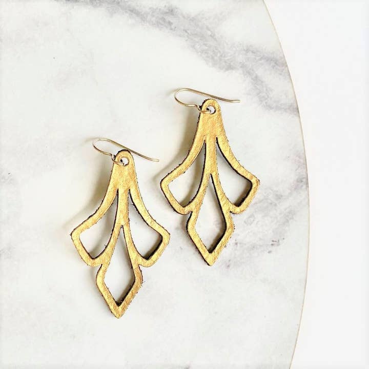 Boucles d'oreilles fleur pour la vente par HEIR Leather Jewellery