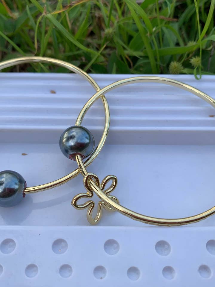 Rechte armband met bloembedeltje en grijze zwarte schelpparel voor wholesale door Anela's Jewelry