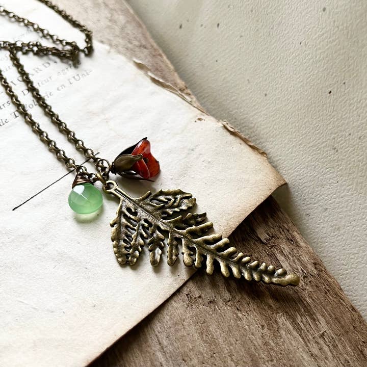 Collana in ottone con felce e gioielli Blossom Woodland per la vendita all'ingrosso da parte di Fuchsia Bloom Studio