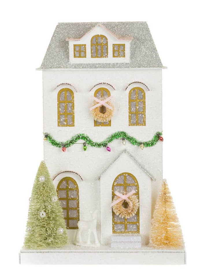 Maison illuminée scintillante blanche avec des couronnes pour la vente par Starlight Collection