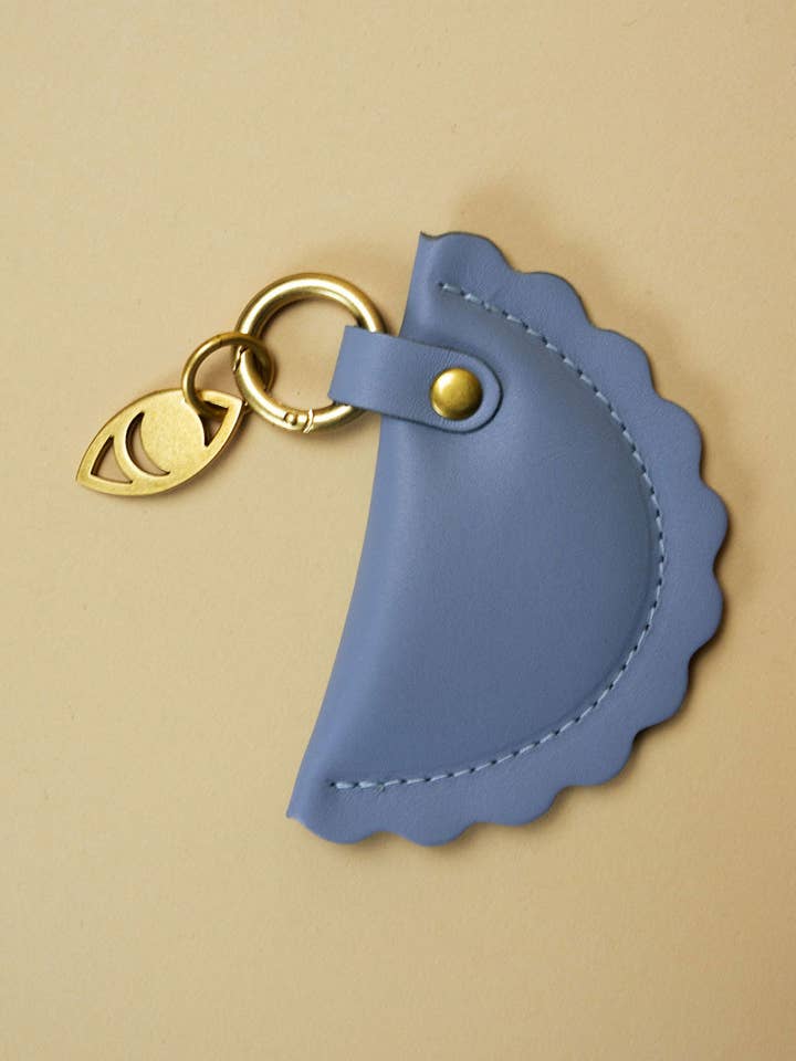 ravjul bag charm / tågeblå for engroshandel hos simétrie