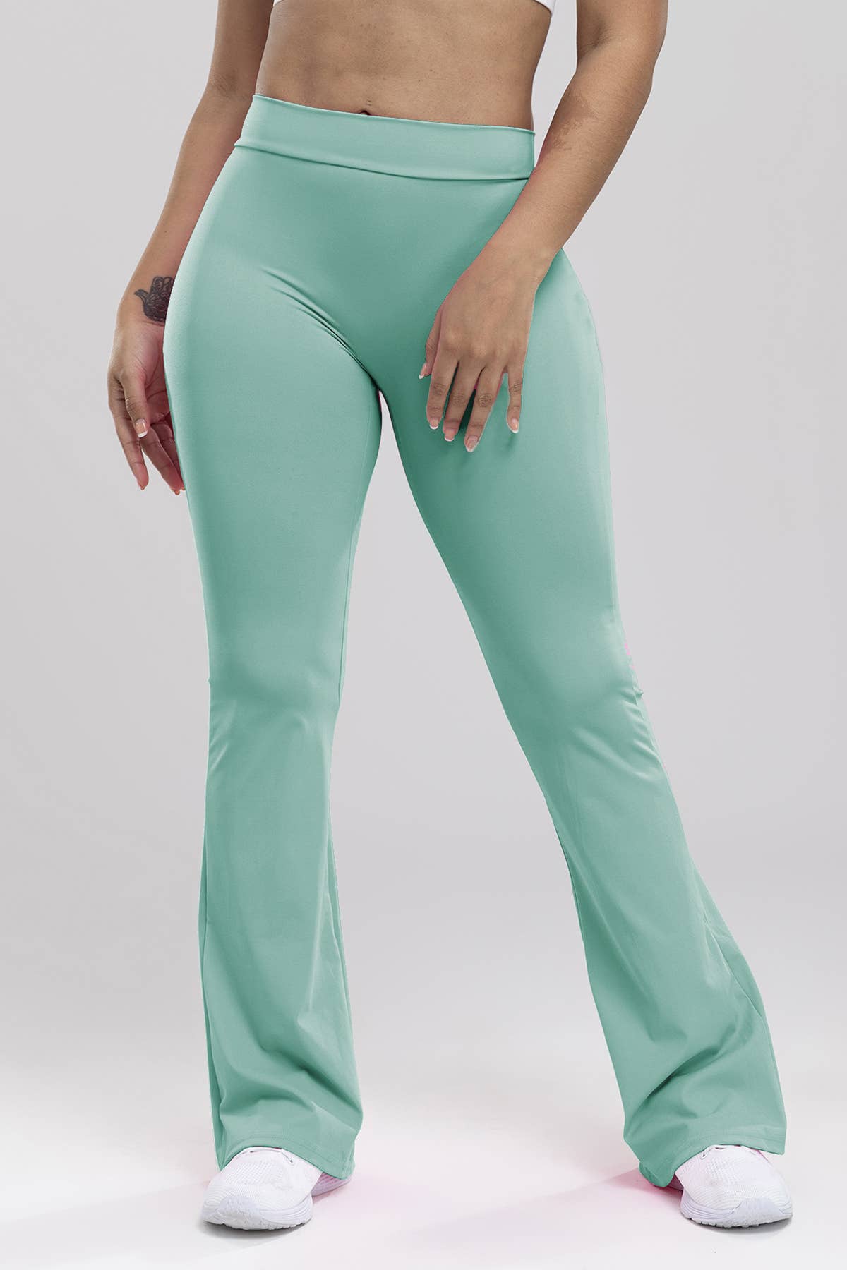 Color 5 – wholesale Träningskläder – Dam – Color 5 premium yogabyxor i rosa med utsvängda ben och skrynklad bak8