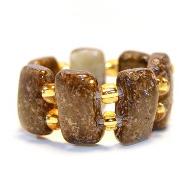 Anello a forma di placche in ambra baltica verde scuro su elastico per la vendita all'ingrosso da parte di The Natural Amber