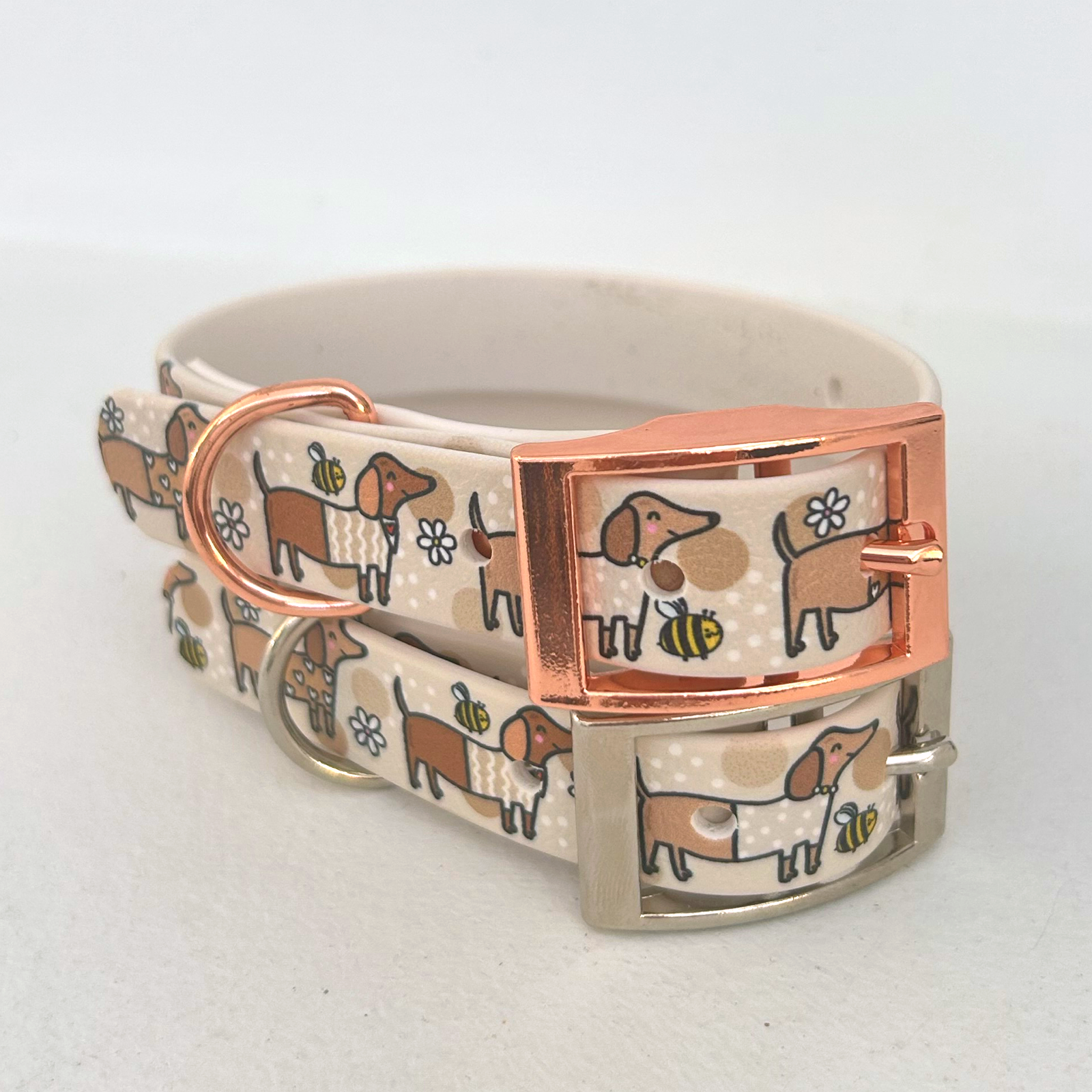 Puppies & Pom Poms - Vendita all'ingrosso Collare - Cani - Collare per Cani Handmade Impermeabile Beige con Bassotti e Api6