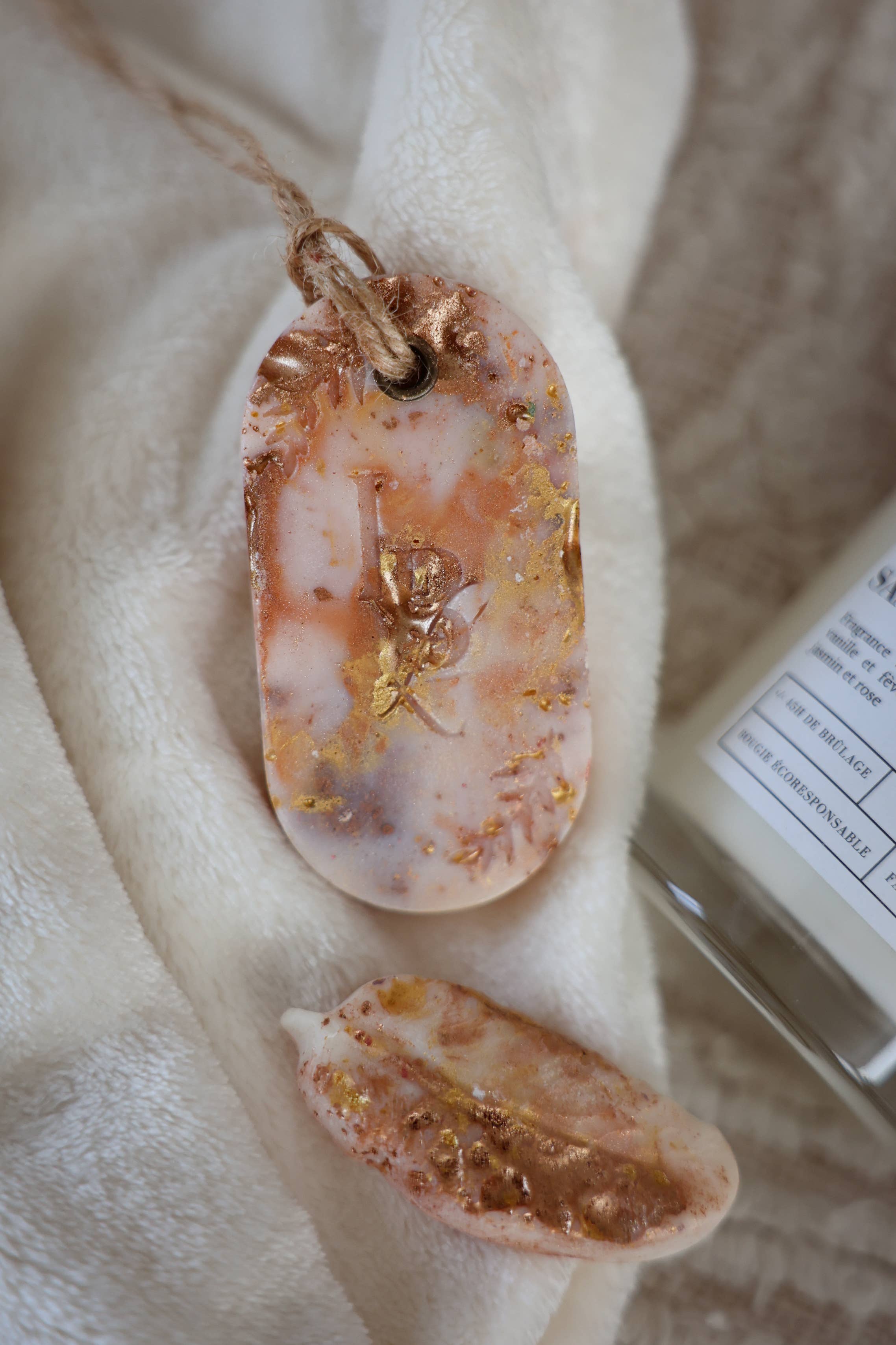 Les Bougies de Léa - Vente Désodorisant - Suspension parfumée Santal & Vanille1