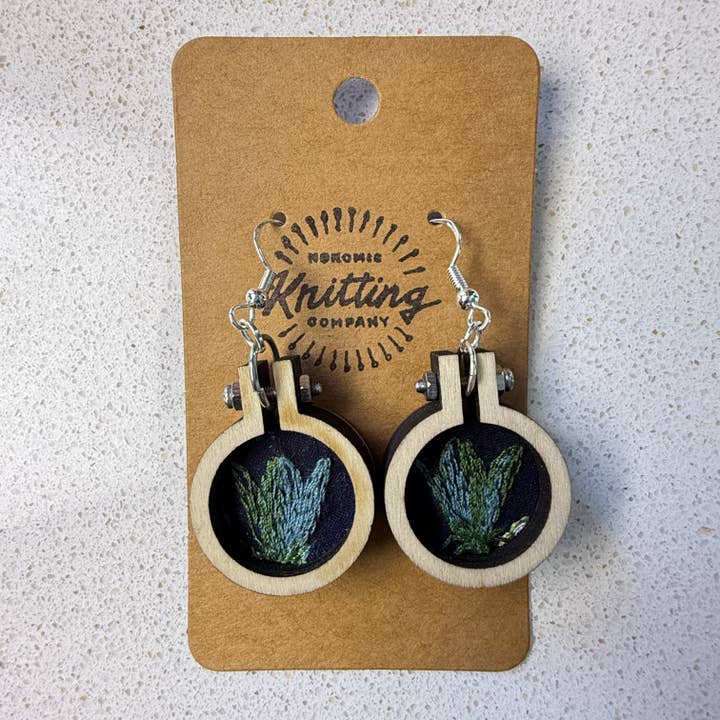 Boucles d'oreilles brodées Tulipe Bleue - Mini cerceaux en bois pour la vente par Yarn Revival by NokoKnitCo