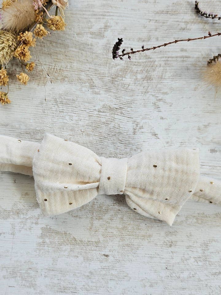 Gravata borboleta branca com pontos dourados por atacado de Atelier Tatice