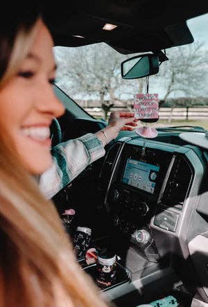 The Front Porch Label - Vendita all'ingrosso Ciondolo decorativo per auto - Donna - Ciondolo per specchietto retrovisore a forma di cappello da cowboy nero e rosa12