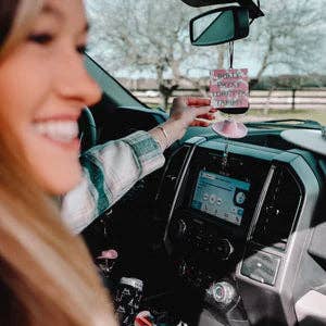 The Front Porch Label - Vendita all'ingrosso Ciondolo decorativo per auto - Donna - Ciondolo per specchietto retrovisore a forma di cappello da cowboy nero e rosa12