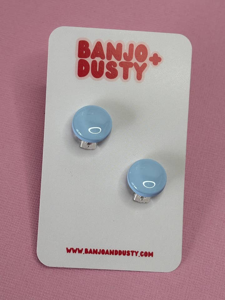 Clip su borchie 15mm azzurro bambino per la vendita all'ingrosso da parte di The Dusty Collective