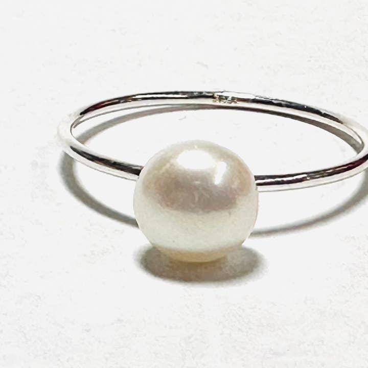 Bague en perles d'eau douce taille 8 pour la vente par Janine’s Jewelry Design
