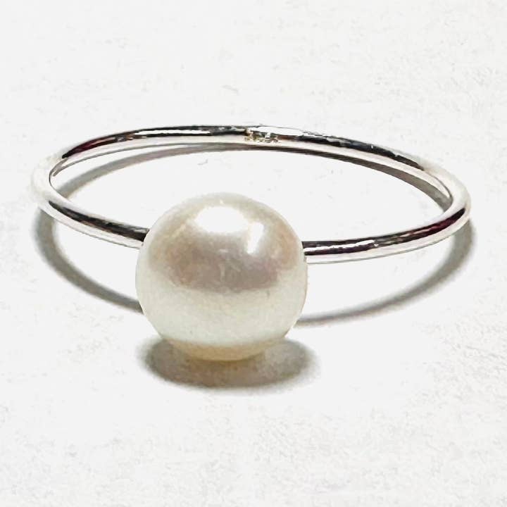 Bague en perles d'eau douce taille 8 pour la vente par Janine’s Jewelry Design