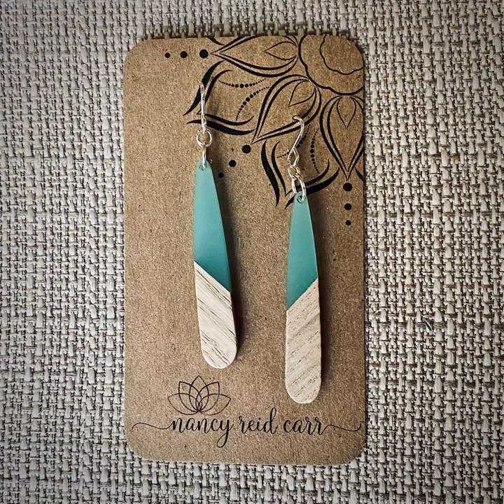 Nancy Reid Carr – Engroshandel Hængeøreringe og creoløreringe – Moderne Boho turkise dråber, træ og harpiks dingleøreringe2