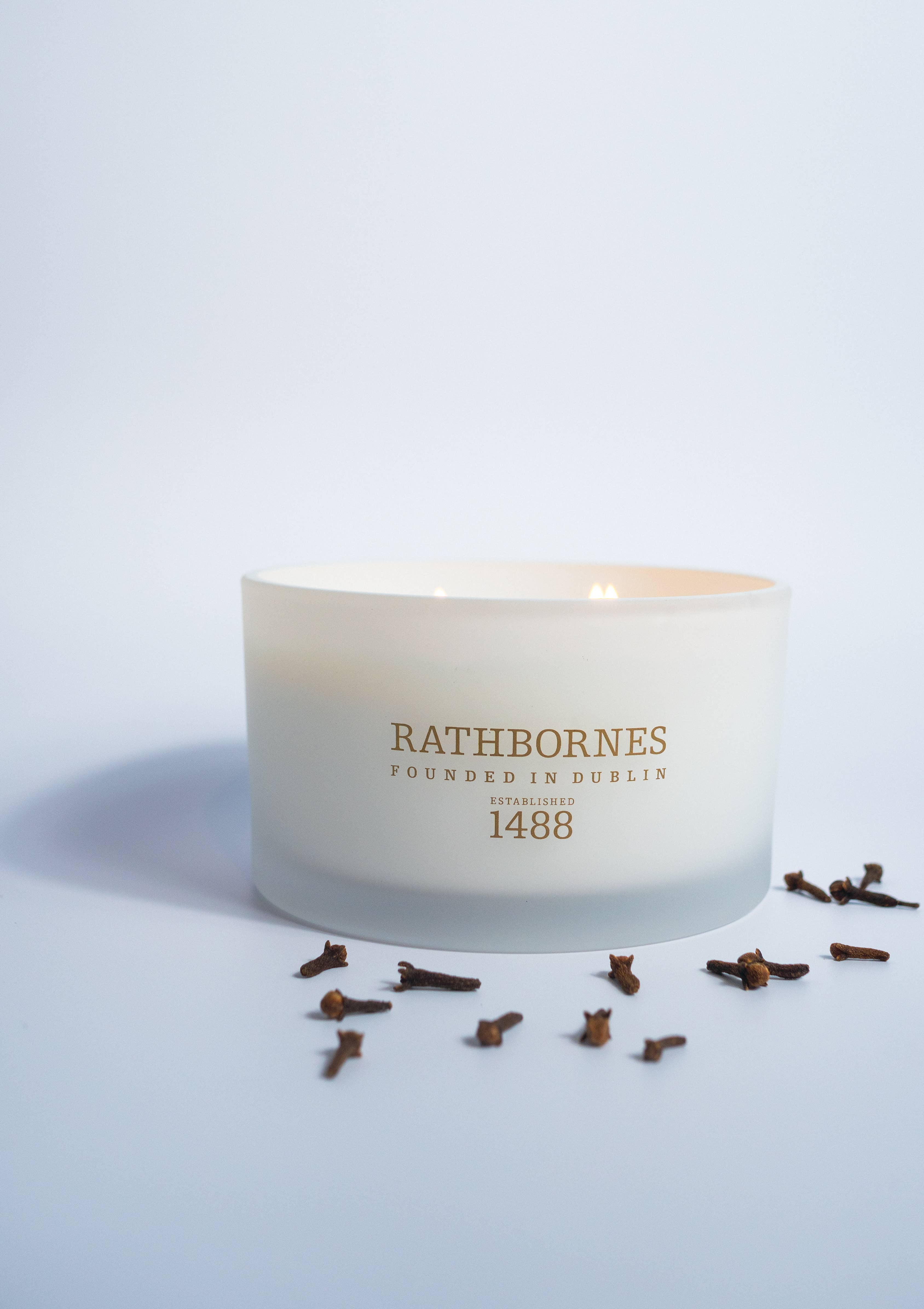 Rathbornes 1488 – wholesale Burkljus – Luksusdoftljus med ceder, kryddnejlika och amber (kryddigt/träigt)3