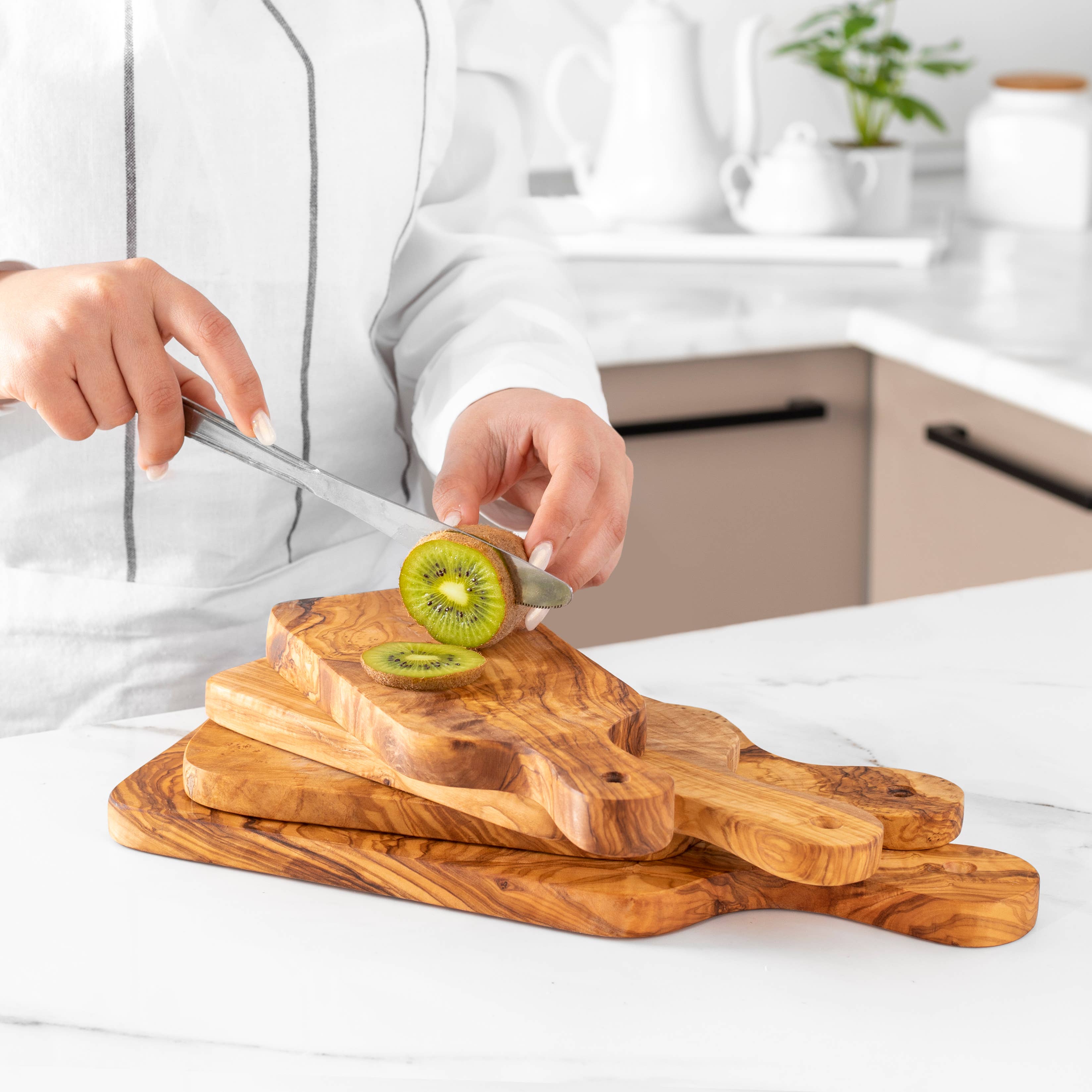 ArtisRaw Olive Wood - Wholesale Cutting Board - Rectangular Olive Wood Cutting Board with Handle1