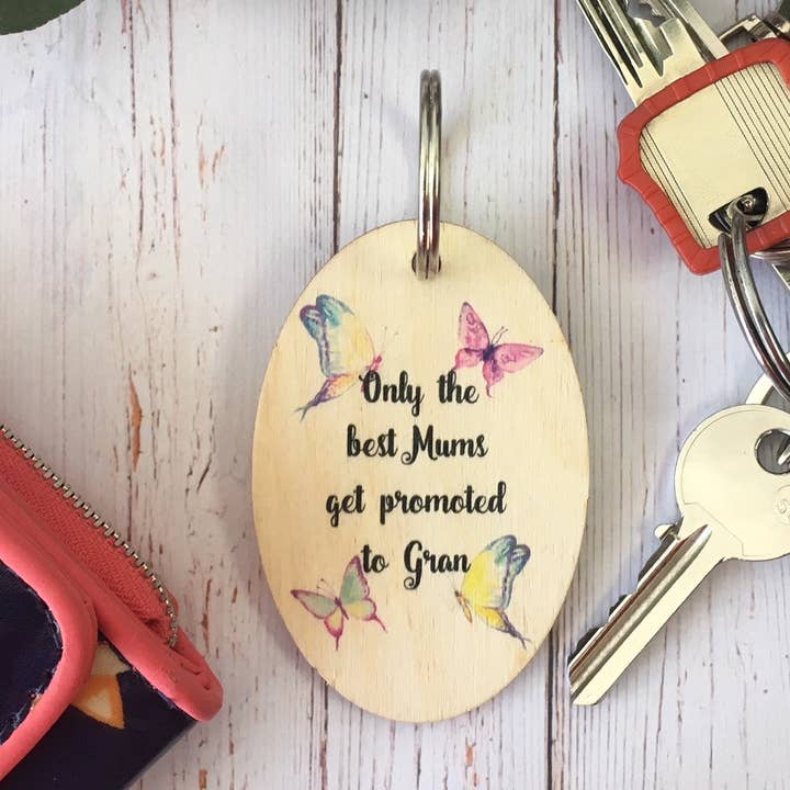 Dios Designs – Engroshandel Nøglering - Dame – Nøglering i træ - Søstre forfremmet til tanter0