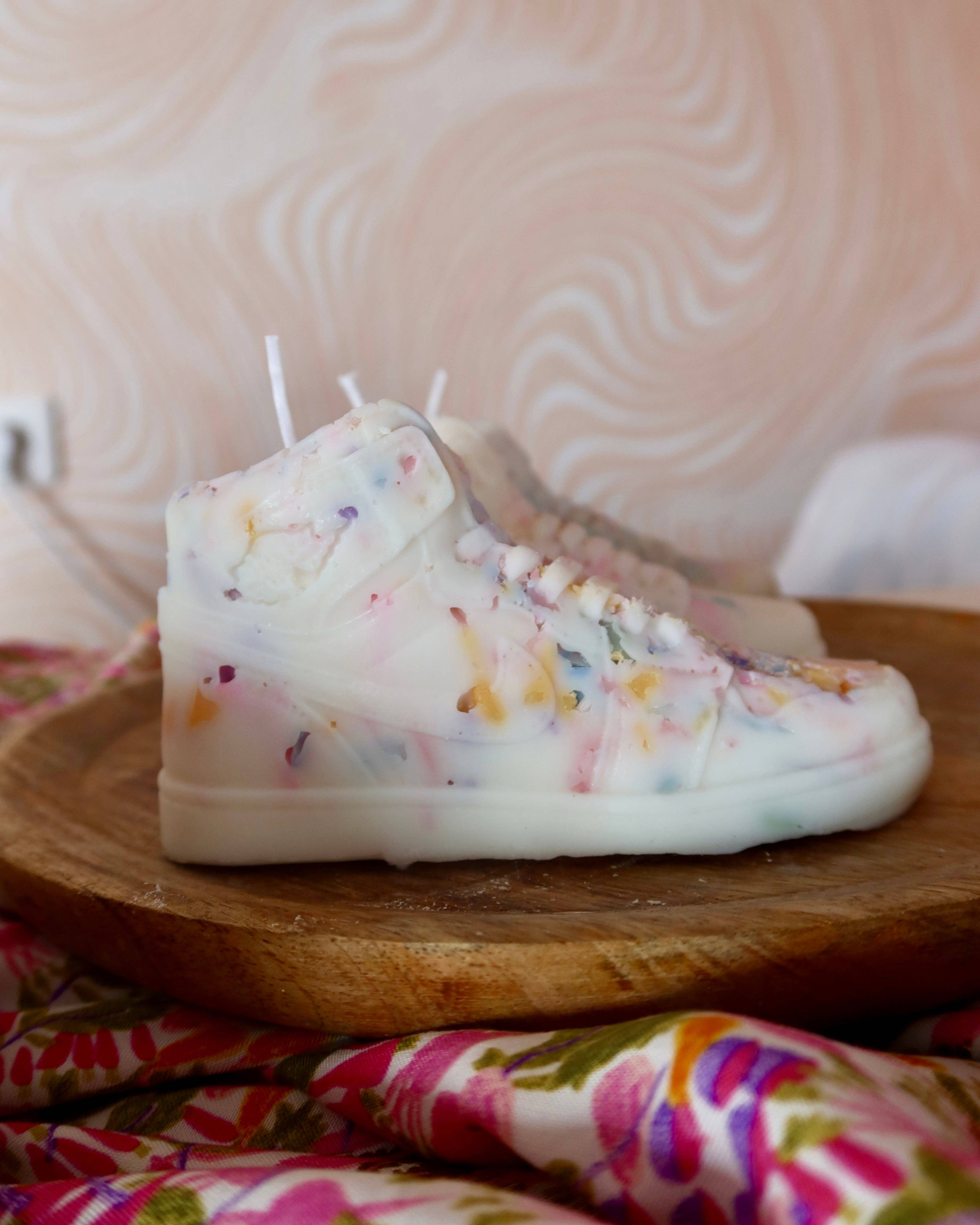 Meet me at the corner - Vendita all'ingrosso Candele regalo - Candela a forma di sneaker effetto terrazzo multicolore1