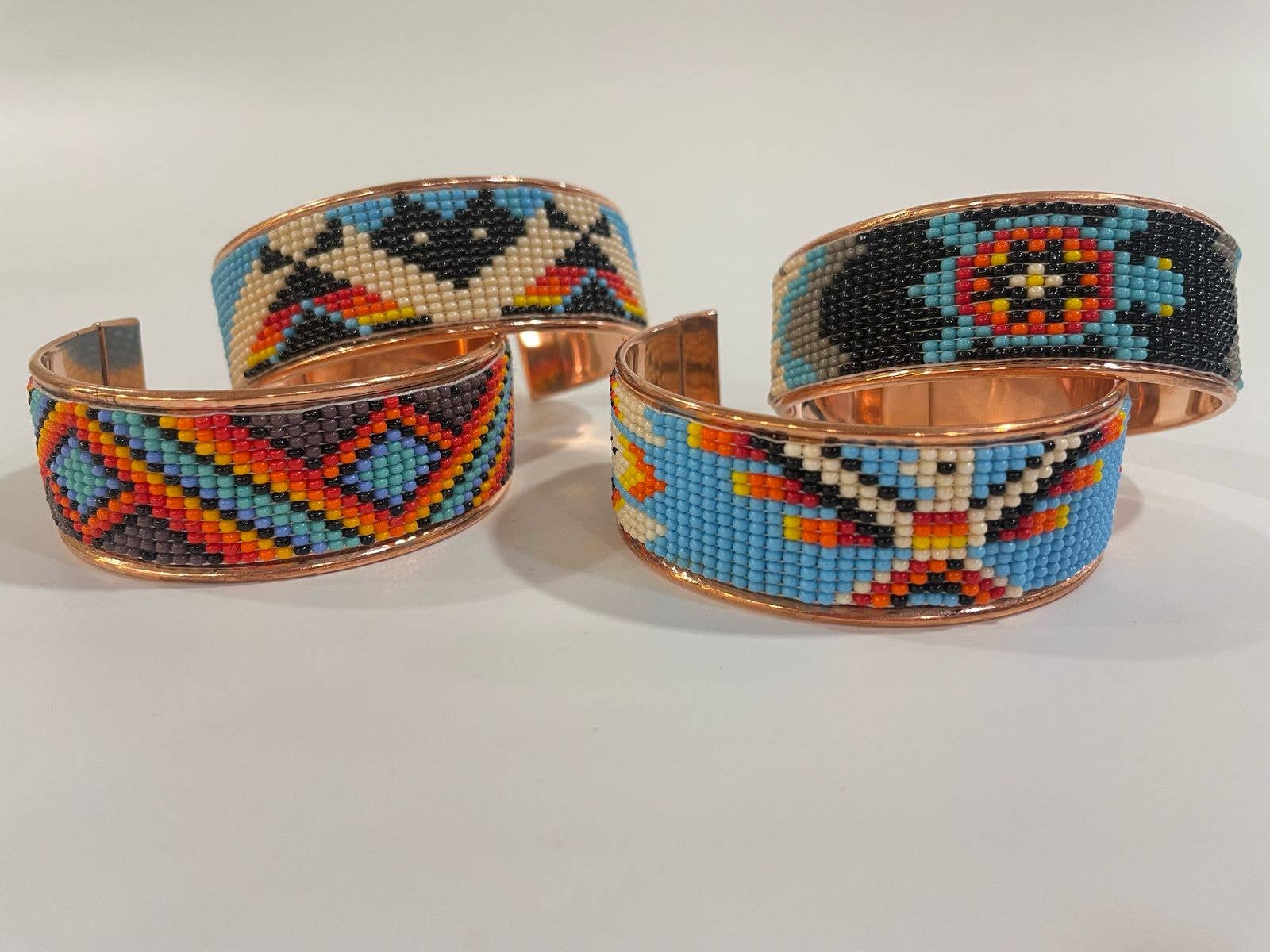 House of Kraft Jewelry & Accessories – Engroshandel Manchetarmbånd – Blåt Ørnemønster | Manchetarmbånd | 1" Kobberperlemanchet1