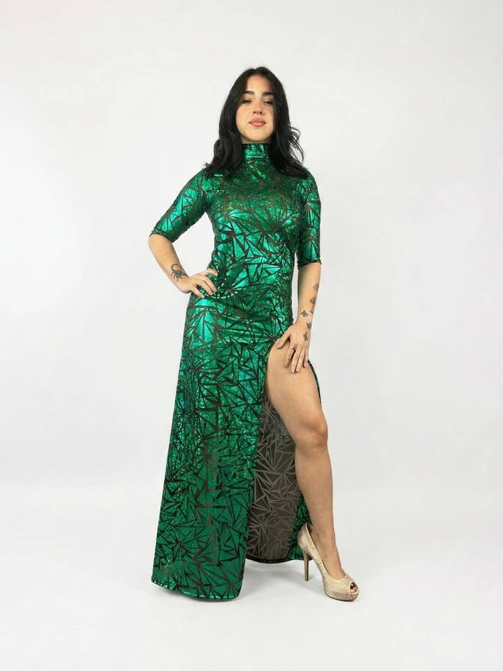 Robe en mesh vert émeraude, col roulé, manches 3/4 pour la vente par Kikimora Fashion
