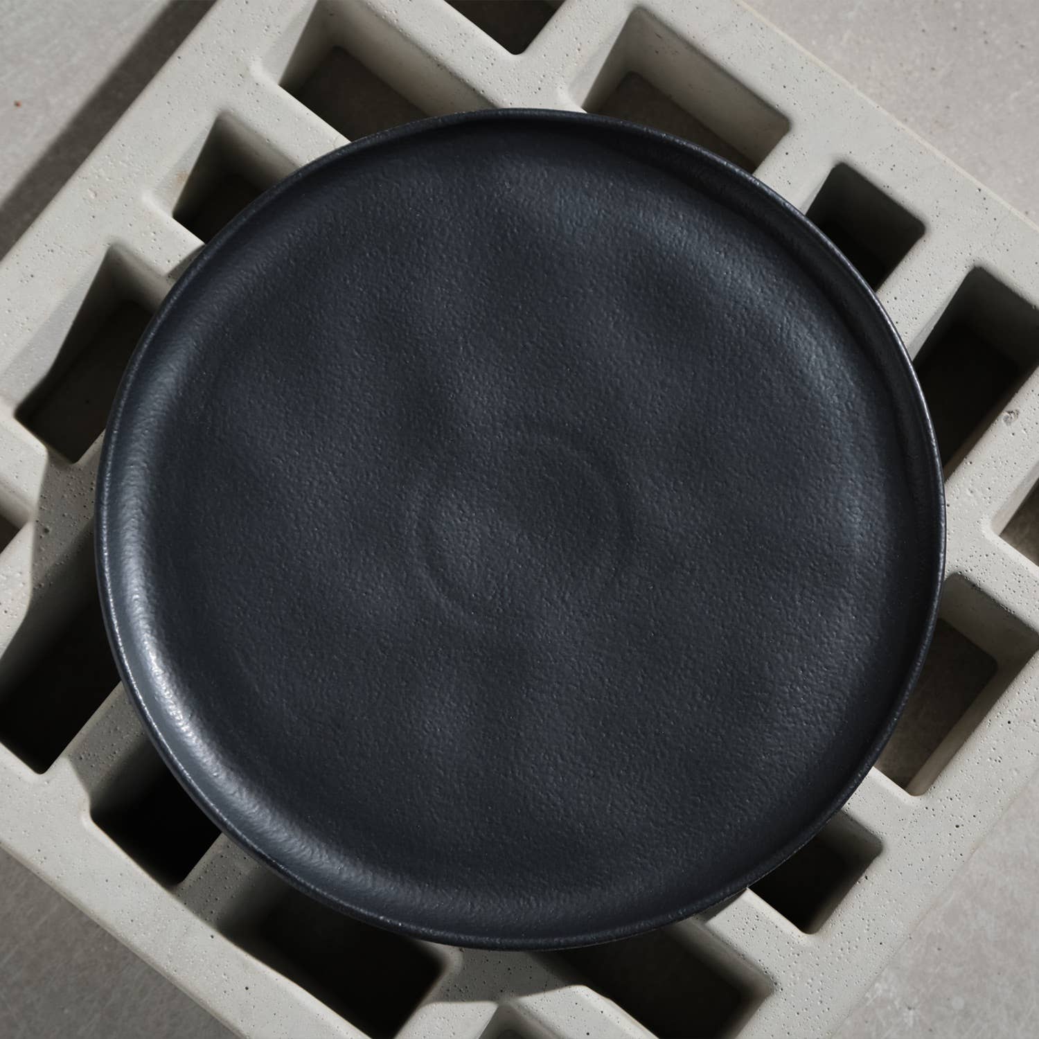 Bio Stoneware Matte Black Dinner Plate, 11.42" for wholesale on Faire1