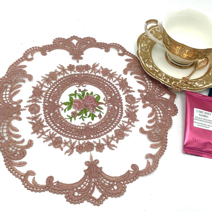Set de table vintage en dentelle française avec roses roses pour la vente par All Little Cute Things