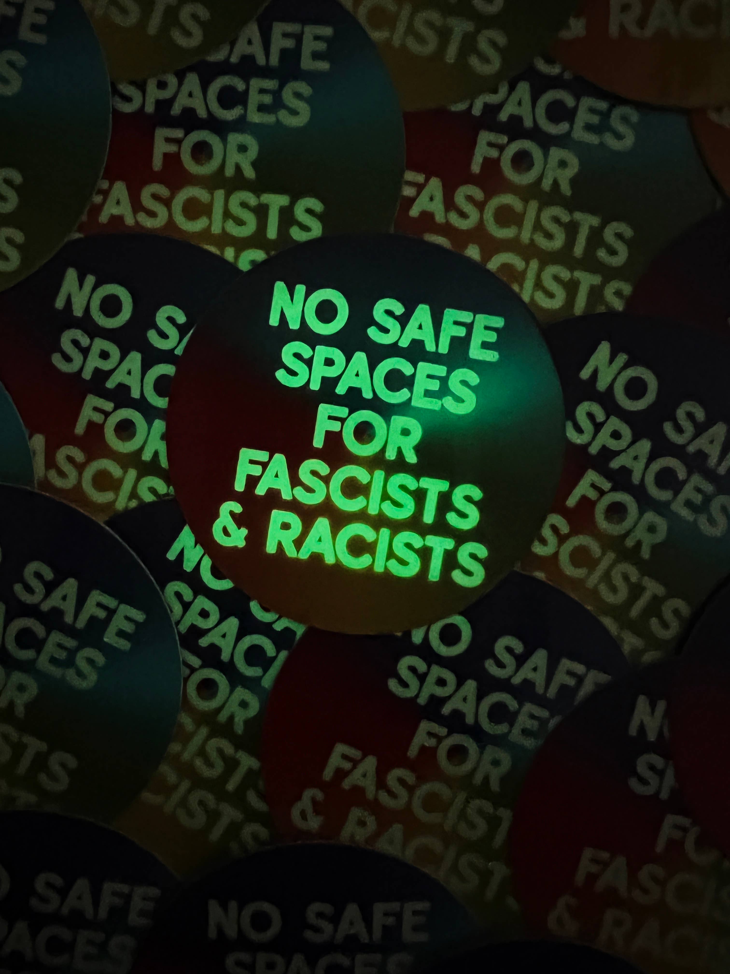Chaos Engine (formerly Eyedot Creative) – Großhandel Aufkleber – Aufkleber „No Safe Spaces“ leuchtet im Dunkeln1
