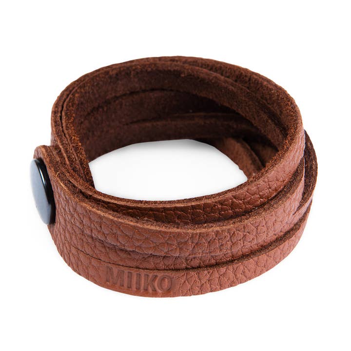 Bracelet Häive marron en cuir d’élan pour la vente par Miiko