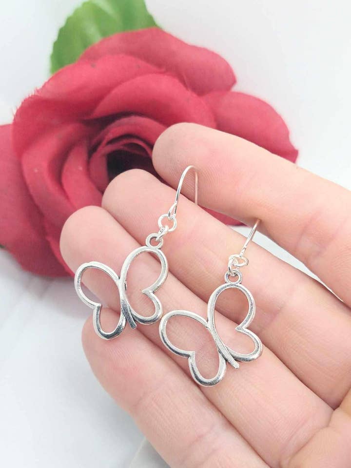 Hängande örhängen med fjärilsberlock i sterlingsilver. för wholesale av Bad Apple Designs